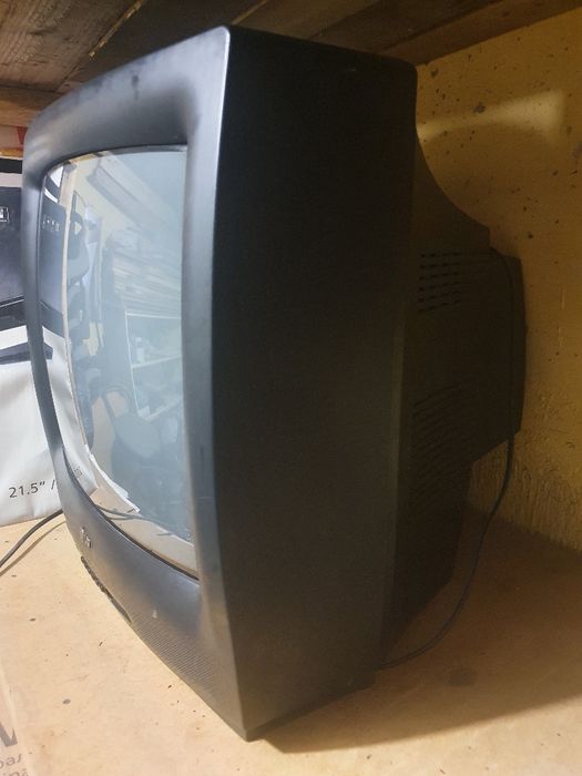 Продается цветной телевизор марки LG.