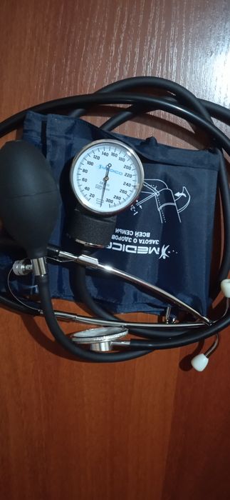 Оздоровительные принадлежности:Тонометр,Гантели на липучках,Таблетница