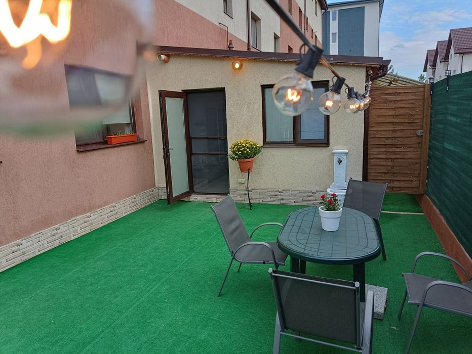Apartament de închiriat 60 mp 2 dormitoare + curte / gradina proprie 50mp + loc parcare, pe str Safirului