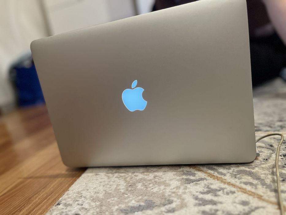 Mac Book air 11 Сатылады