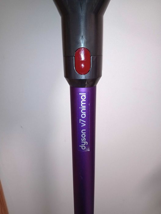 Много добра прахосмукачка Dyson V7 с добра батерия и аксесоари