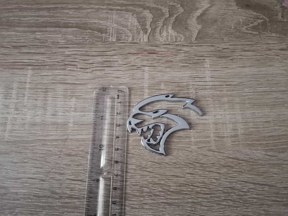 Hellcat лого сребриста емблема лява
