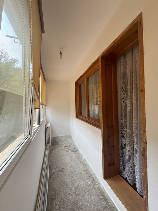 vând apartament cu 3 camere Reșița