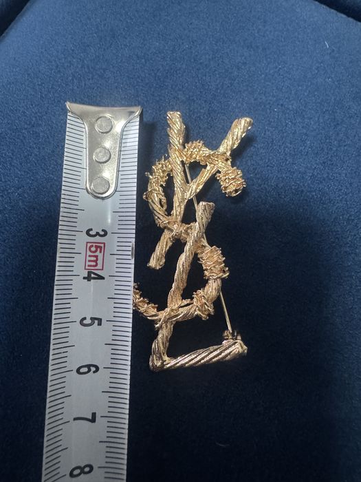 Brosa aurie inspiratie YSL potrivita pentru sacou si palton