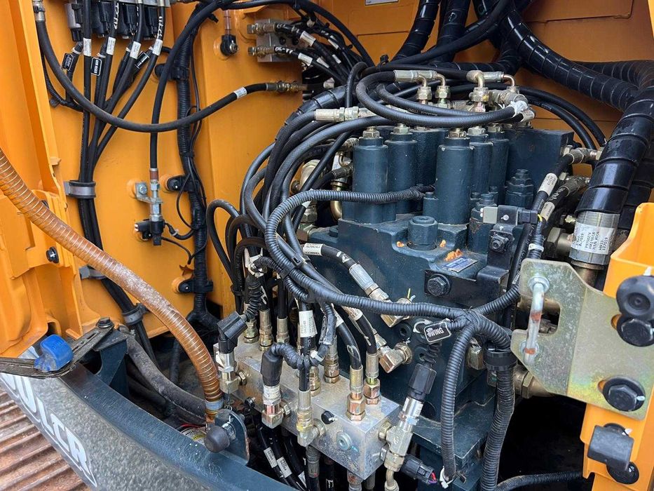 Багер Hyundai HX130 LCR – 13 T, 75 Hp, 2 чаши + Видео