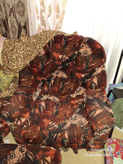 Диван и кресло отдам даром