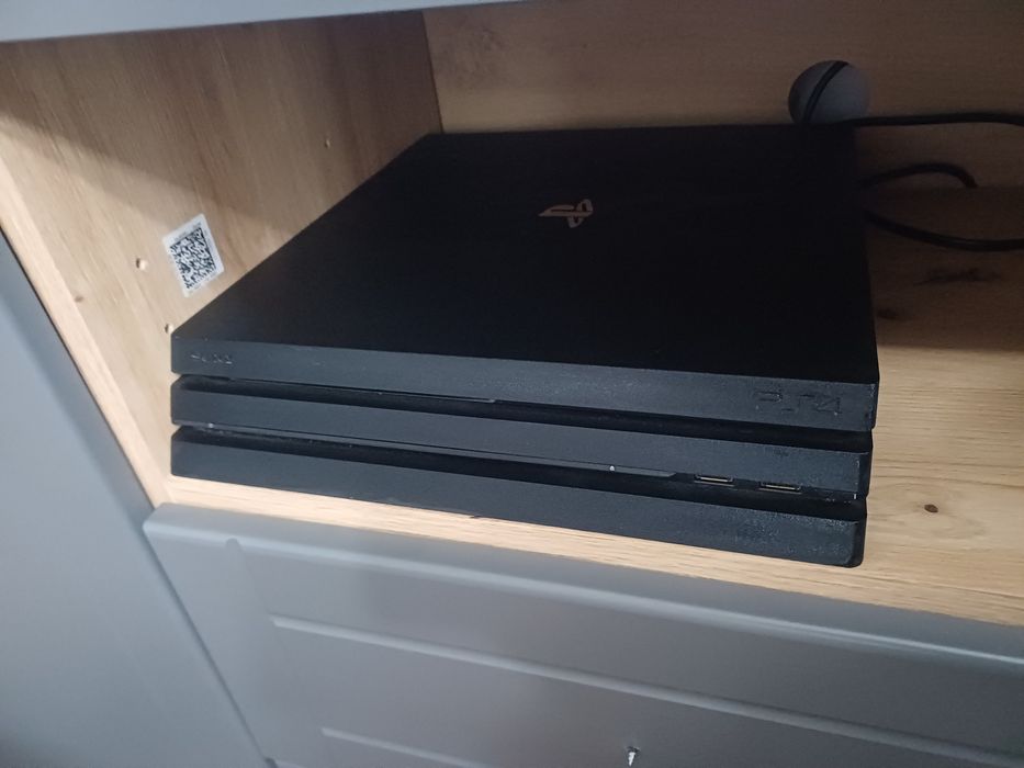 Ps4 pro utilizat cu 5 jocuri și 2 controlare