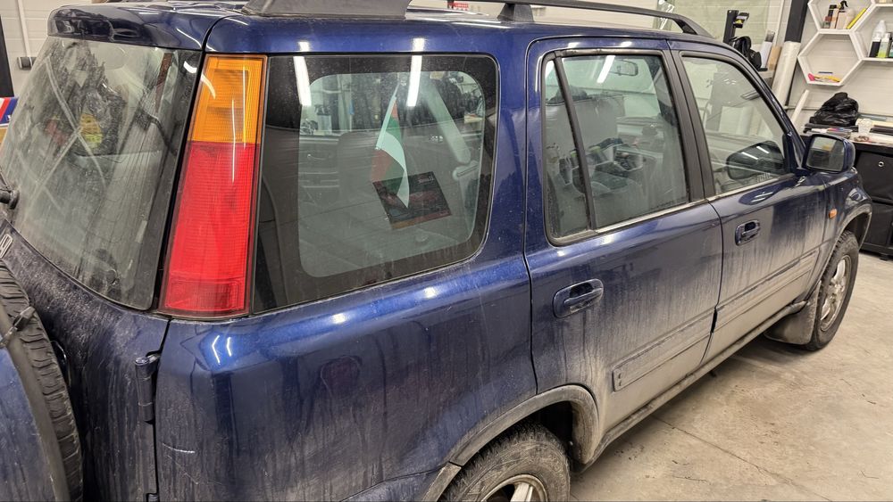 Поставяне на слънцезащитно фолио затъмняване на стъкла