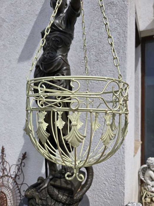 Jardiniera de agățat în terasa din metal.