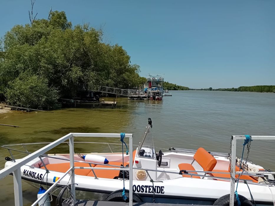 Barcă cu motor Mercury 40/60 CP + peridoc. Schimb cu barcă cabinată.