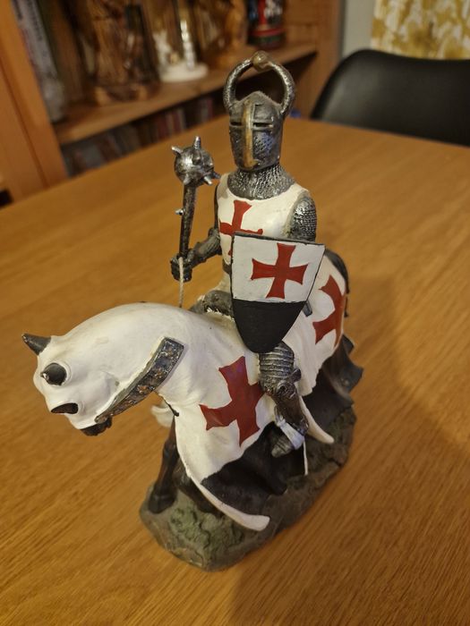 Statueta Cavaler Medieval Templier pe Cal 22 cm, alb cu rosu