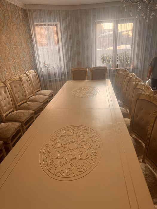 Продам стол для гостиной