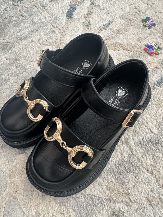 Продаю детские туфли