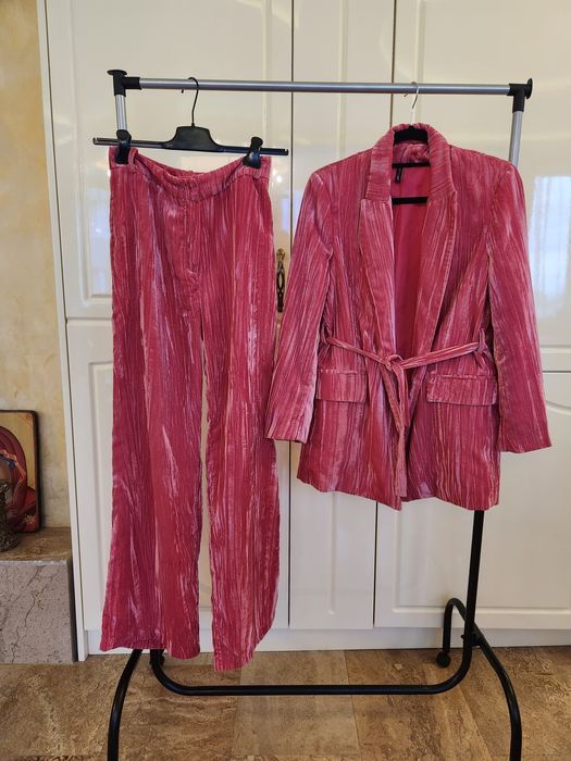 Забележителен костюм в розово