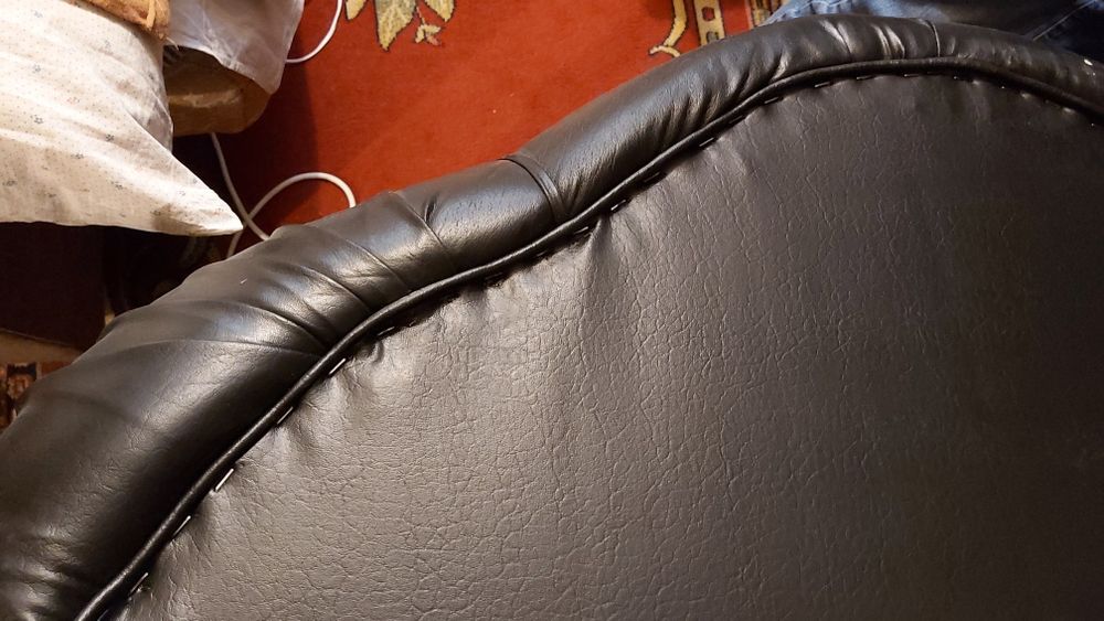 2 кожаных кресла