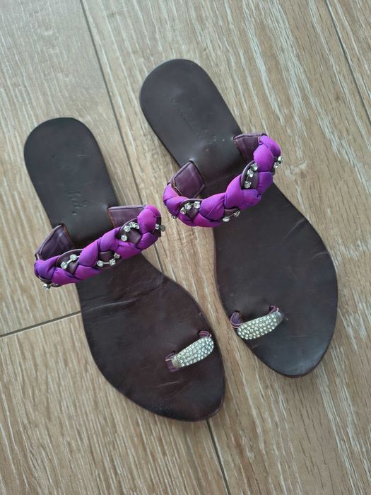 Vând slapi cu talpa din piele