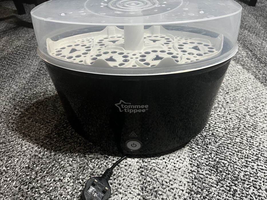 Стерилизатор за бебешки шишета и биби Tommee Tippee