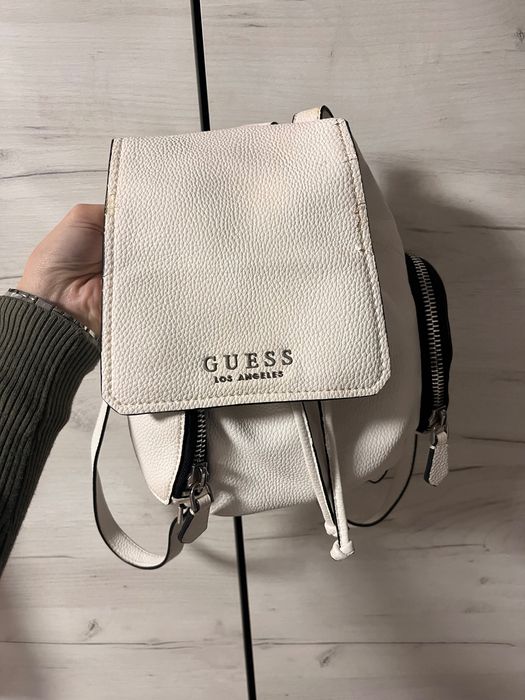 Бяла оригинална раничка Guess