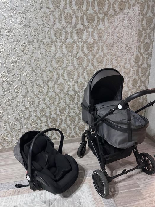 Коляска 3в1 , все уже помыта стоит чистая .