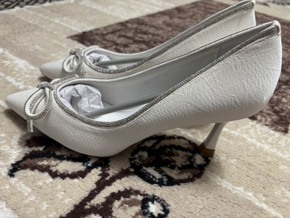 Продаю Белые туфли