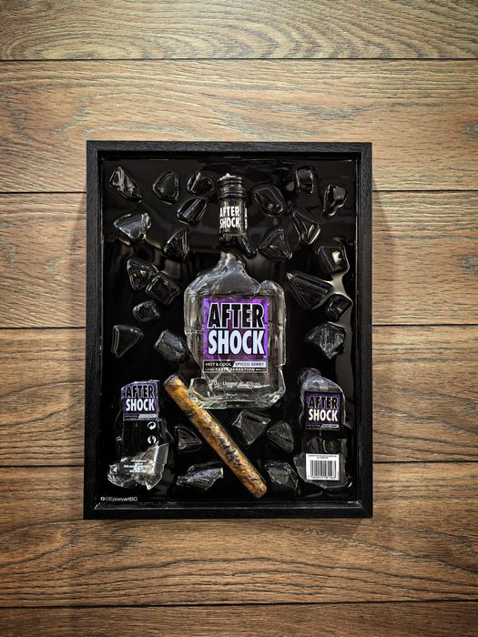 Картини от маркови бутилки в рамка.