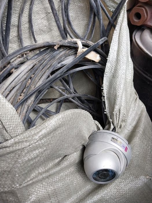 Три камеры с проводами и оборудованием