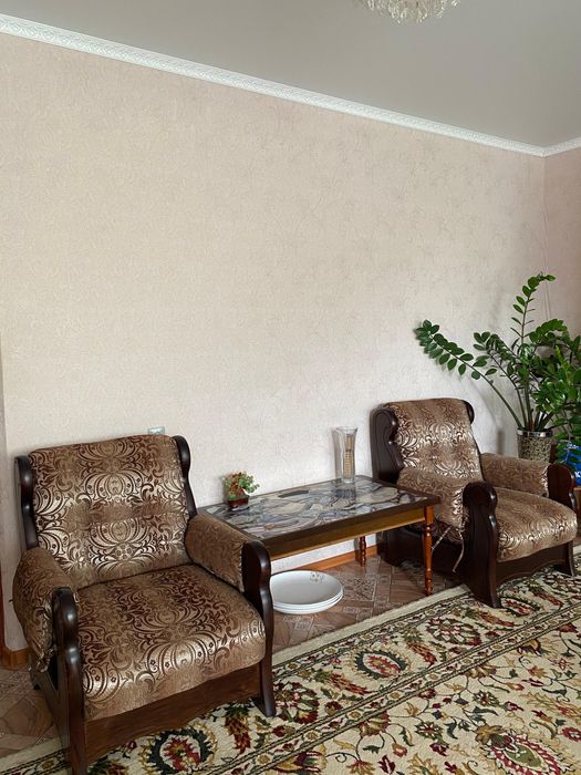 Диван из дерева с двумя креслами