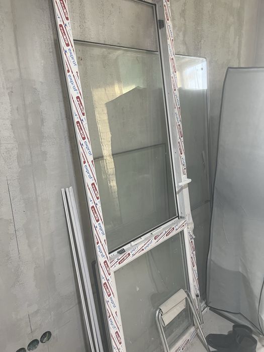 Пластиковая рама с дверью