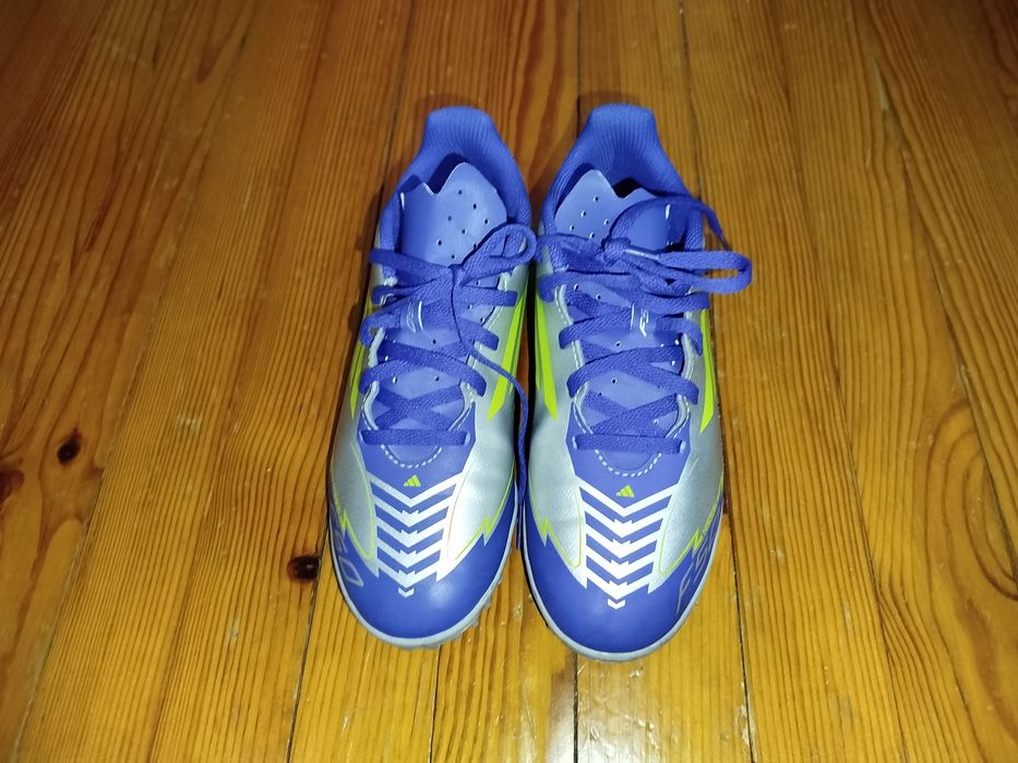 Продавам обувки за футбол addidas f50