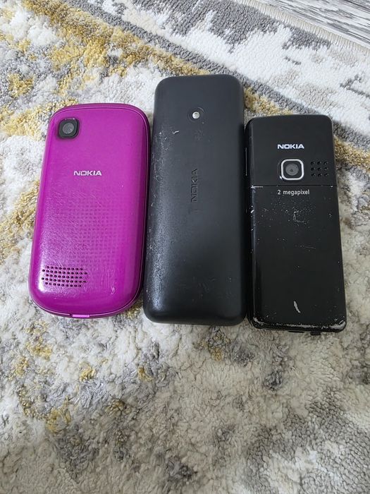 Кнопочный телефон дар ар турлы багада.