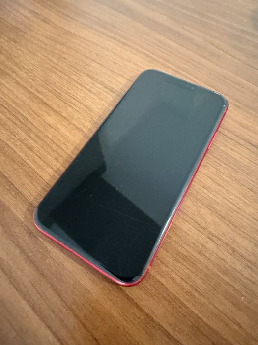 iPhone 11 червен