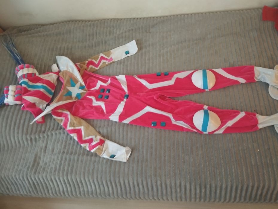 Продам костюмы детские