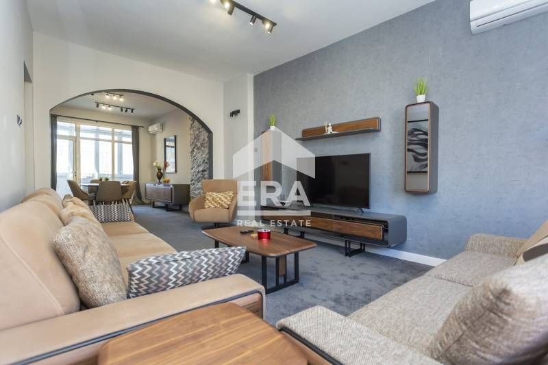 Продава се Четиристаен апартамент в София, Център - 110 кв.м за 2481 €/кв.м - Снимка #2