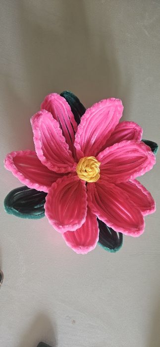 Лотос ручной работы из синельной проволоки