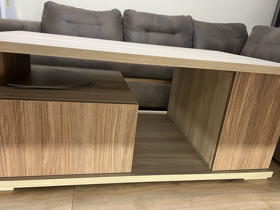 Холна маса с шкафове – модерна, много запазена