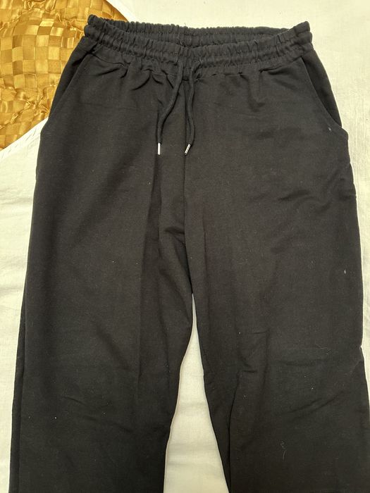 Черно долнище плюс тениска на Nike за тези пари