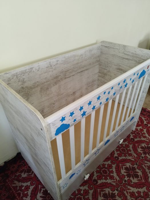 Детско креватче с люлеещ механизъм и шкаф