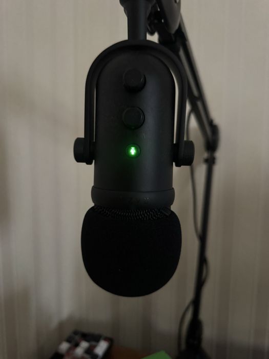 Razer seiren v2 pro/Razer Kiyo Mini in white/Rode microphone stand