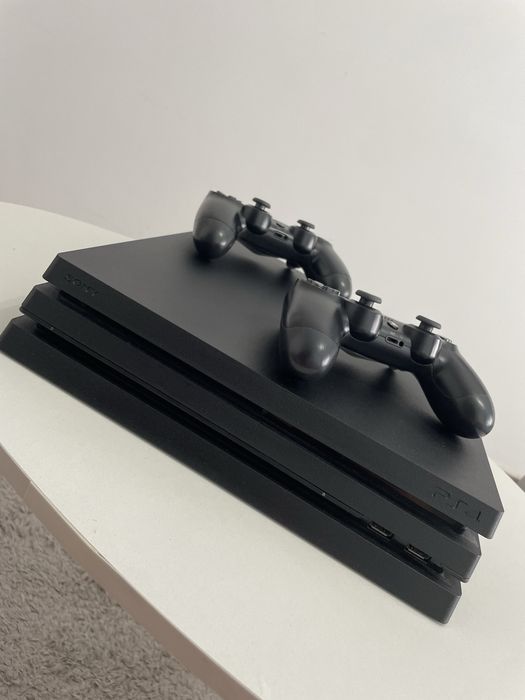 Consolă PlayStation 4 PRO 1TB + 2 controllere PS4 + 4 jocuri