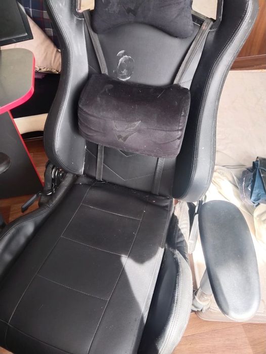 Продам стол кресло и мониторы