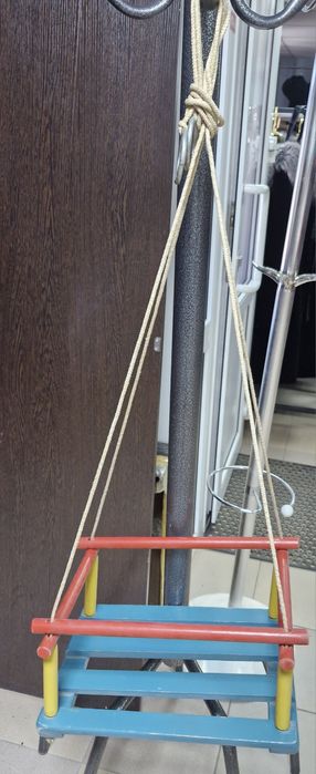 Продам детские качели и стульчик.