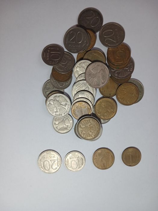 Разно образные монеты.