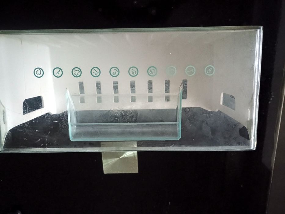 Продавам рафтове и кутия за хладилник