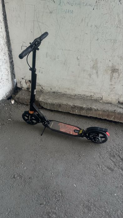 Продам самокат на возраст 7-10 лет