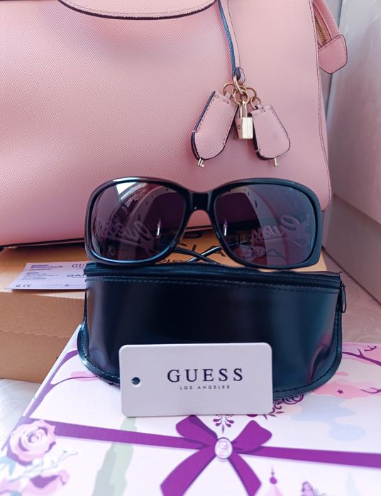 Ефектни слънчеви очила Guess с камъни