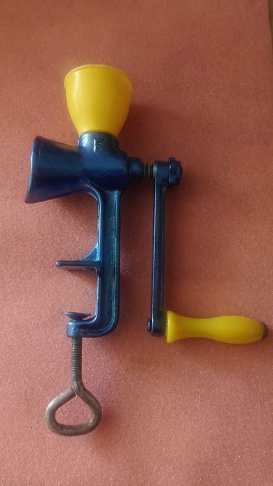 Румънска ръчна мелничка за мелене на черен пипер, кафе, подправки.