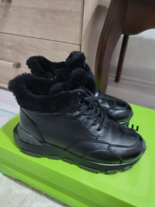 продам кроссовки зимние