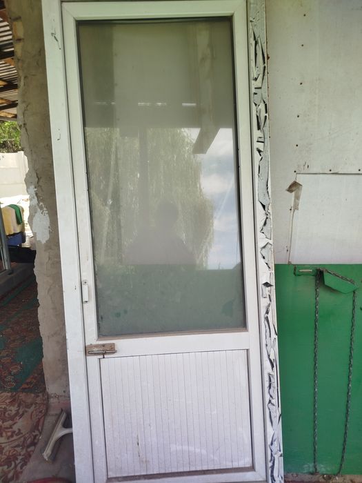 Продам пластиковую дверь