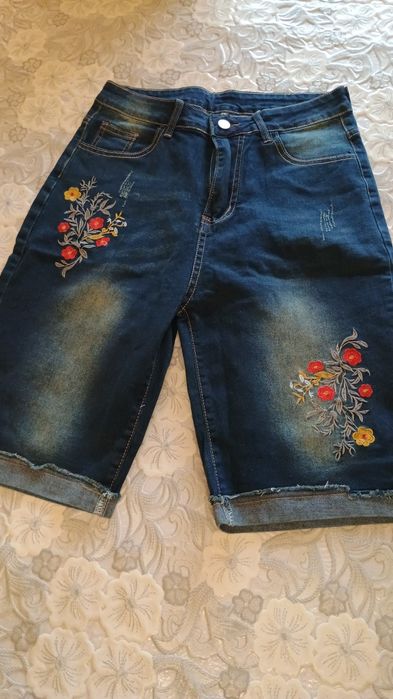 Дамски дънки с бродерия и чисто нови