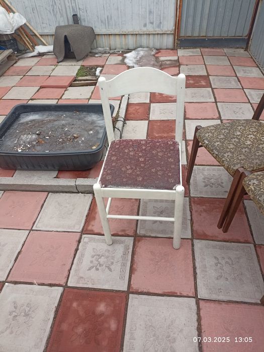 Стол и стулья 5 штук